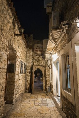 Karadağ 'ın antik Budva kentinin dar sokakları. 15. yüzyılın Antik Hisar 'ı