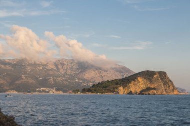 Budva 'nın kıyı şeridi ve Adriyatik Denizi' ndeki Aziz Nicholas Adası.