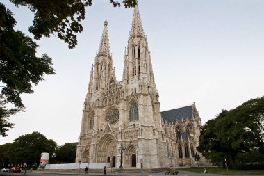 Viyana, Avusturya - 16 Eylül: Viyana 'daki Yemin Kilisesi. 16 Eylül 2023 'te Avusturya' nın Viyana şehrinde bir 19. yüzyıl neo-gotik Roma Katolik kilisesi