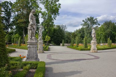 Varşova, Polonya - 28 Temmuz: Wilanow Sarayı 'nın bahçesinde heykel 28 Temmuz 2022 Varşova, Polonya