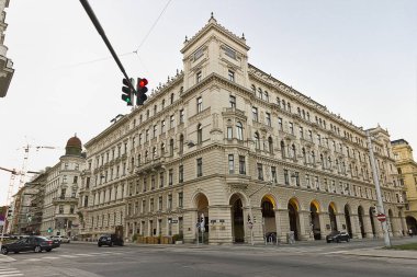 Viyana, Avusturya - 16 Eylül - Viyana 'da eski mimarisi olan bir sokak. 16 Eylül 2023 'te Viyana, Avusturya' da cadde kavşağında bir ev.