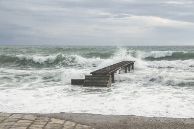 Adriyatik Denizi 'nde fırtına. Deniz kıyısı 
