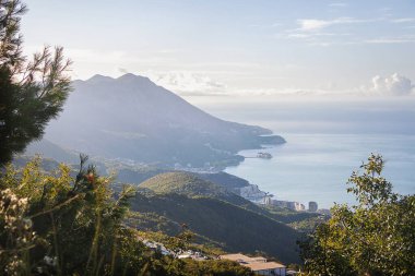 Dağdan sahile kadar manzarayı izle. Adriyatik Denizi mavi bir sis içinde. 