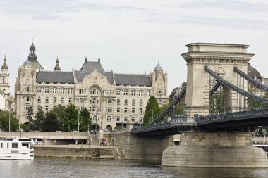  Macaristan 'ın Tuna ve Gresham Sarayı üzerindeki Szechenyi Zincir Köprüsü