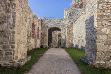 Polonya 'daki Tenczyn Kalesi. Polonya 'nın Rudno kentindeki antik şatonun avlusu.