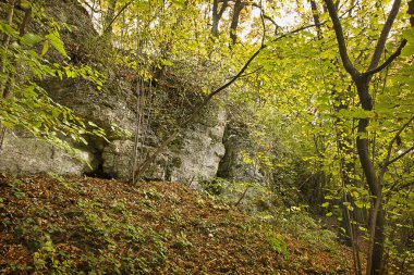 Karadağ 'da tünelli ve delikten geçen bir kaya