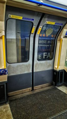 Londra metro vagonunun kapıları
