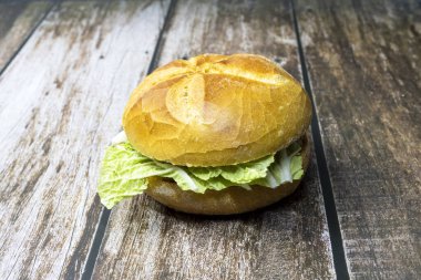 Yeşil salatalı taze çörek..