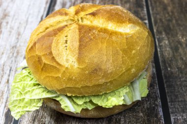 Yeşil salatalı taze çörek..