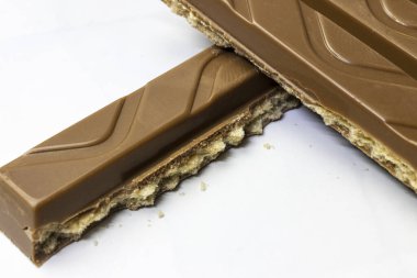 Çikolatalı gofretler çikolata kaplı ve içi çikolata dolu.