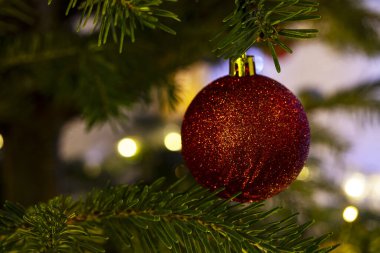 Noel ağacında Noel süslemeleri.