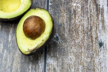 Yarım kesilmiş taze avokado.