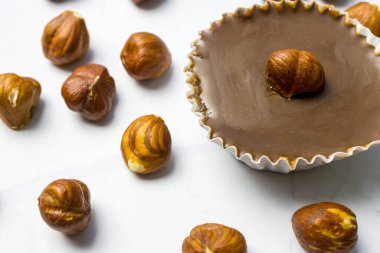 Ceviz dolgulu çikolatalı kekler.