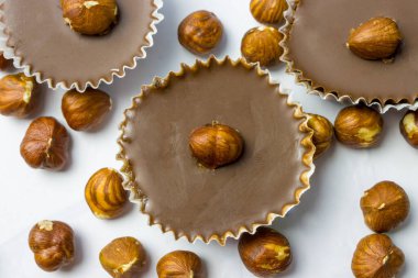 Ceviz dolgulu çikolatalı kekler.