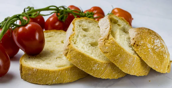 Pão Crosta Fresco Caseiro Com Tomate — Fotografia de Stock