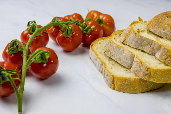 Pão Crosta Fresco Caseiro Com Tomate — Fotografia de Stock
