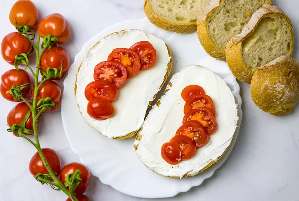 Espalhe Caseiro Pão Crosty Fresco Com Tomates — Fotografia de Stock
