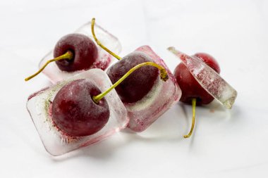 Beyaz arka planda taze donmuş kirazlar..