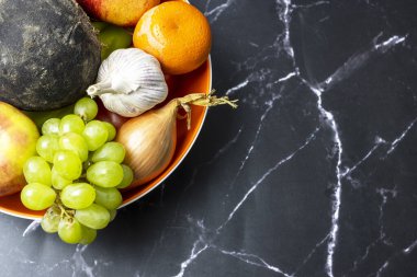 Masadaki kasede taze meyve ve sebze karışımı..