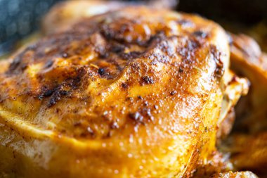 Salamurada pişmiş taze tavuk..