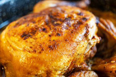 Salamurada pişmiş taze tavuk..