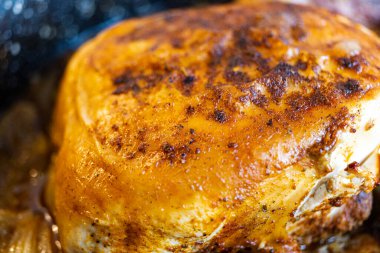 Salamurada pişmiş taze tavuk..