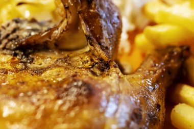 Salamurada taze tavuk, soğan, patates ve pilav..