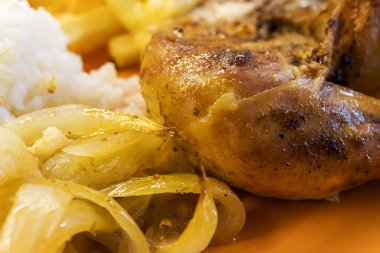 Salamurada taze tavuk, soğan, patates ve pilav..