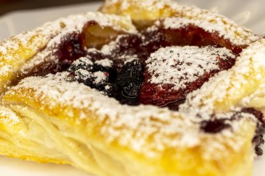 Çilekli ve yaban mersinli börek.. 