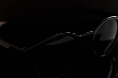 Her güneşli gün için güneş gözlüğü. 