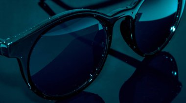 Her güneşli gün için güneş gözlüğü. 