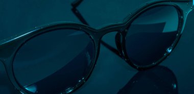 Her güneşli gün için güneş gözlüğü. 