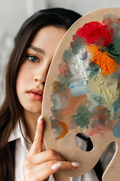 Porträtt Ung Kvinnlig Konstnär Vit Skjorta Arbetsprocessen Med Färg — Stockfoto