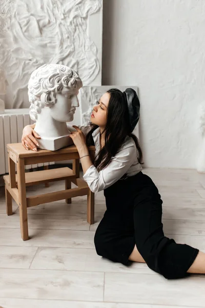 Young Girl White Shirt Sits White Statue — Stock Photo, Image