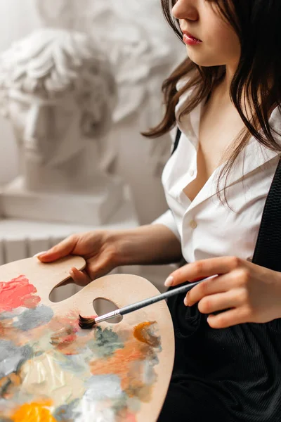 Красивая Молодая Женщина Черно Белой Одежде Рисует Картину Кистью — стоковое фото