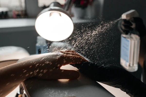 Manikürcü Kuaförde Müşterinin Ellerini Dezenfekte Eder — Stok fotoğraf