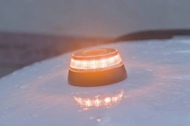 Bir arabanın üstünde acil durum ışığı v-16