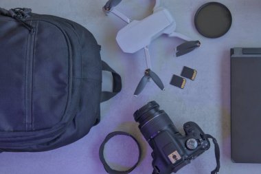 Dizüstü bilgisayarı, fotoğrafı ve video ekipmanı olan masa
