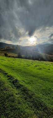 dağlarda günbatımı bahar