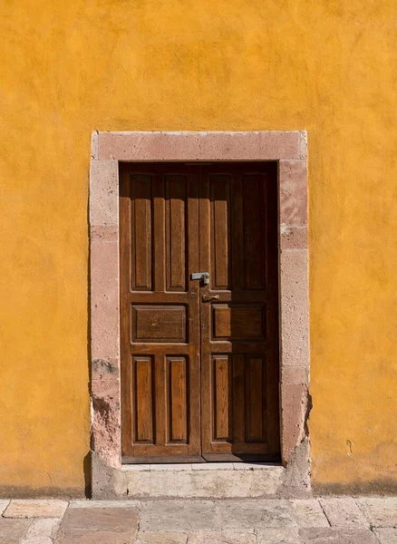 Colonial Style Wooden Door Yellow Wall Guanajuato Mexico — Stock Photo, Image
