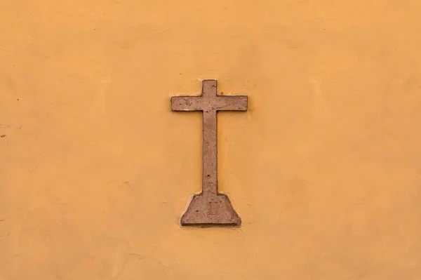 Gegossenes Kruzifix Auf Gelbem Hintergrund — Stockfoto