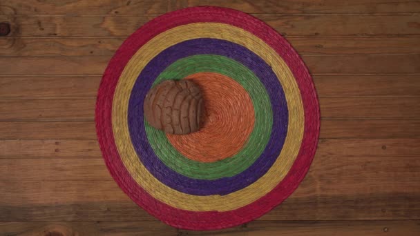 墨西哥三块康查甜面包斯康内桌布和木料面把面包一个接一个摆平 — 图库视频影像