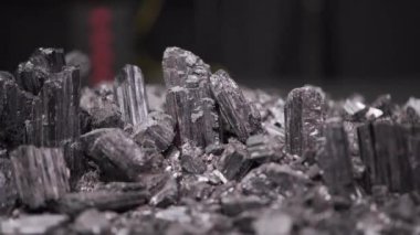 Mineral kayaları siyah turmalin obsidyen taşlar ışık ve makro sahne tasarımı için hazır.