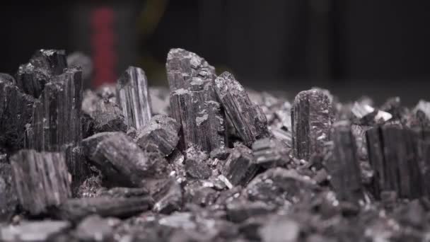 Mineralstenar Svart Turmalin Obsidiska Stenar Med Ljus Makro Scen Redo — Stockvideo