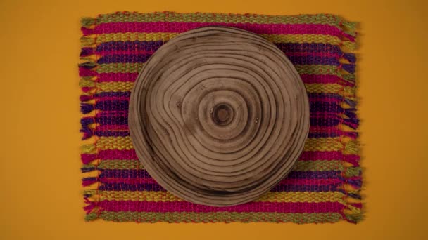 墨西哥Concha甜面包Scone Tablecloth和黄色表面放面包 — 图库视频影像