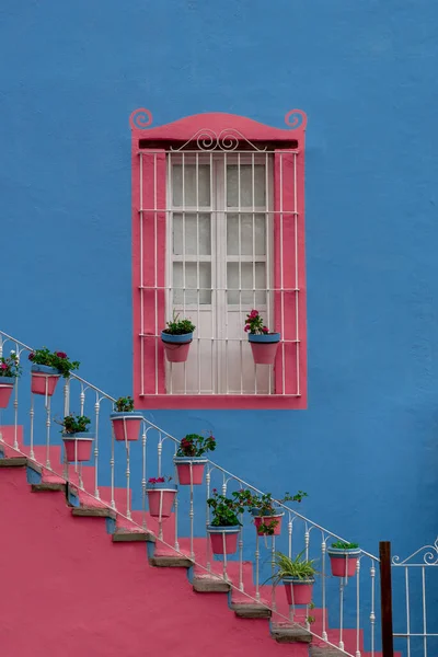 Mexikói Klasszikus Gyarmati Stílusú Ablak Lépcső Rózsaszín Kék Színek Guanajato — Stock Fotó