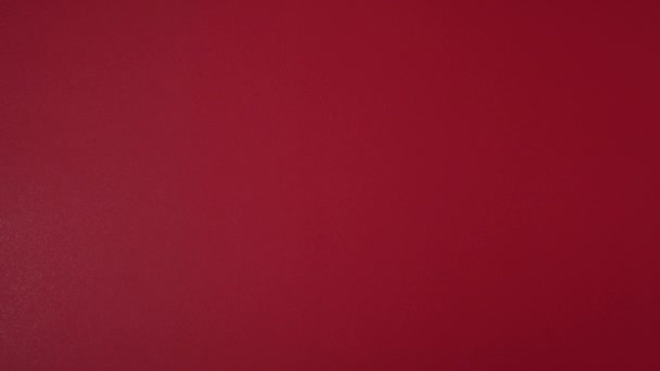 赤い背景に木版を置く乾燥したチリ パシラとグジャイロメキシコのスパイスフラットレイ — ストック動画