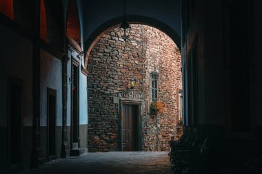 Koloni Avlusu Arch Yıpranmış Taş Duvar ve Guanajuato Meksika 'da ahşap kapılar, Meksika' nın eski bir kentindeki sinematik ışıklandırması olan atmosferik sokak.