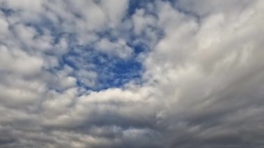Kalın bulutlar gökyüzünde süzülür.