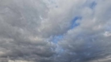 Kalın bulutlar gökyüzünde süzülür.